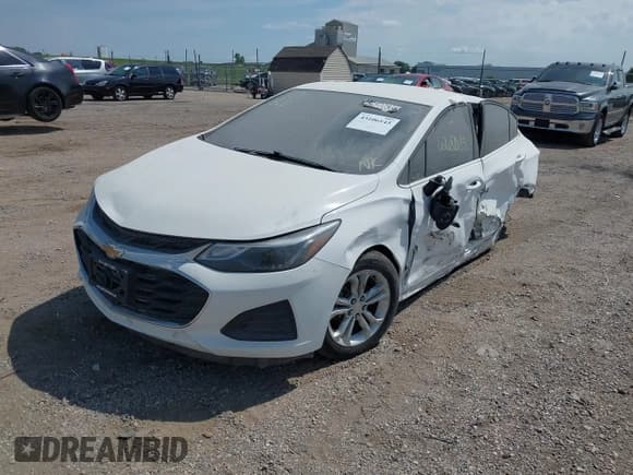 ✅ 2019 Chevrolet Cruze LT • VIN: 1G1BE5SM9K7118039 • Lot: 43106145. Listed on IAAI with Not provided. Free auction sales archive from the USA and detailed vehicle history report at DreamBid. Image 2.
