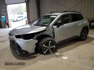 ✅ 2025 Toyota Corolla Cross Hybrid S • VIN: 7MUFBABG9SV071417 • Лот: 89493345. Опубликован ранее на Copart с пробегом 7 743 миль. Бесплатный доступ к архиву аукционных продаж из США и подробный отчёт об истории автомобиля на DreamBid. Изображение 1.