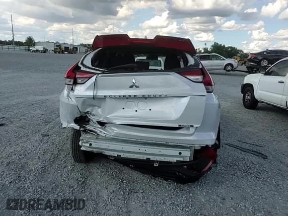 ✅ 2024 Mitsubishi Eclipse Cross LE • VIN: JA4ATVAA4RZ047728 • Lot: 83981035. Wystawiony na Copart z przebiegiem 13 827 mil. Bezpłatny archiwum sprzedaży aukcyjnych z USA i szczegółowy raport historii pojazdu na DreamBid. Zdjęcie 14.