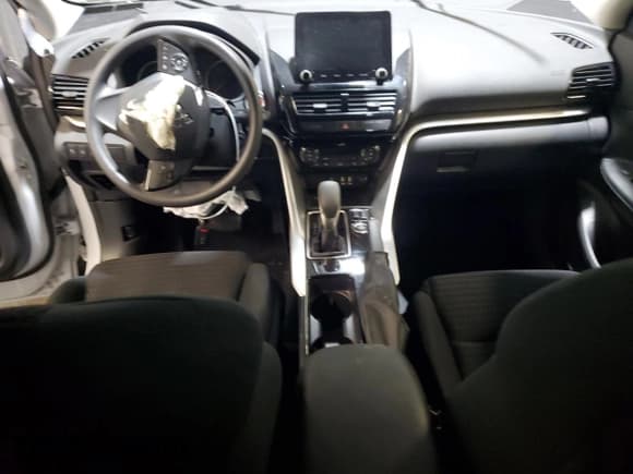 ✅ 2024 Mitsubishi Eclipse Cross LE • VIN: JA4ATVAA3RZ051463 • Lot: 81354885. Wystawiony na Copart z przebiegiem Nie podano. Bezpłatny archiwum sprzedaży aukcyjnych z USA i szczegółowy raport historii pojazdu na DreamBid. Zdjęcie 8.