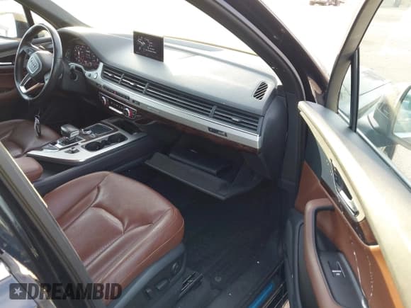 ✅ 2018 Audi Q7 • VIN: WA1LHBF7XJD016328 • Lot: 43653196. Wystawiony na IAAI z przebiegiem 64 283 mil. Bezpłatny archiwum sprzedaży aukcyjnych z USA i szczegółowy raport historii pojazdu na DreamBid. Zdjęcie 5.