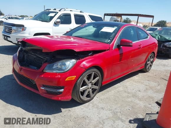 ✅ 2014 Mercedes-Benz C 250 • VIN: WDDGJ4HB9EG301900 • Lot: 42966909. Wystawiony na IAAI z przebiegiem 120 732 mil. Bezpłatny archiwum sprzedaży aukcyjnych z USA i szczegółowy raport historii pojazdu na DreamBid. Zdjęcie 18.