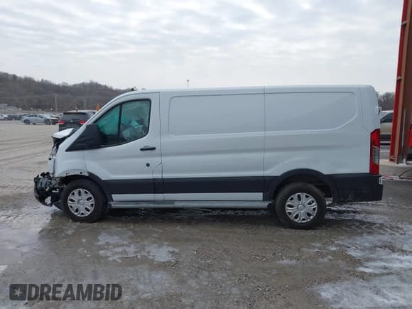 ✅ 2020 Ford Transit Cargo • VIN: 1FTBR1Y84LKB05972 • Lot: 41496329. Wystawiony na IAAI z przebiegiem Nie podano. Bezpłatny archiwum sprzedaży aukcyjnych z USA i szczegółowy raport historii pojazdu na DreamBid. Zdjęcie 15.