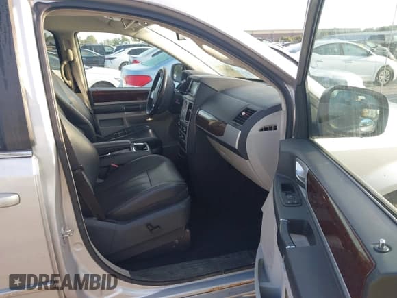 ✅ 2010 Chrysler Town & Country Touring Plus • VIN: 2A4RR8D15AR405688 • Lot: 43183852. Wystawiony na IAAI z przebiegiem 224 880 mil. Bezpłatny archiwum sprzedaży aukcyjnych z USA i szczegółowy raport historii pojazdu na DreamBid. Zdjęcie 5.