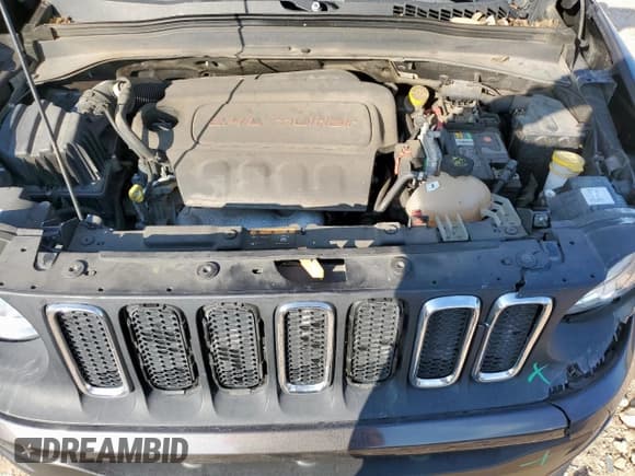 ✅ 2018 Jeep Renegade Altitude • VIN: ZACCJABBXJPG80225 • Lot: 89632815. Wystawiony na Copart z przebiegiem 73 871 mil. Bezpłatny archiwum sprzedaży aukcyjnych z USA i szczegółowy raport historii pojazdu na DreamBid. Zdjęcie 12.