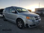 ✅ 2010 Dodge Grand Caravan SXT • VIN: 2D4RN5D19AR229733 • Лот: 91013625. Опубликован ранее на Copart с пробегом 197 139 миль. Бесплатный доступ к архиву аукционных продаж из США и подробный отчёт об истории автомобиля на DreamBid. Изображение 4.