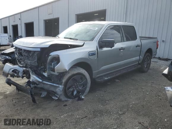 ✅ 2024 Ford F-150 Lightning XLT • VIN: 1FTVW3LK5RWG25250 • Lot: 42121695. Wystawiony na Copart z przebiegiem 492 mil. Bezpłatny archiwum sprzedaży aukcyjnych z USA i szczegółowy raport historii pojazdu na DreamBid. Zdjęcie 1.