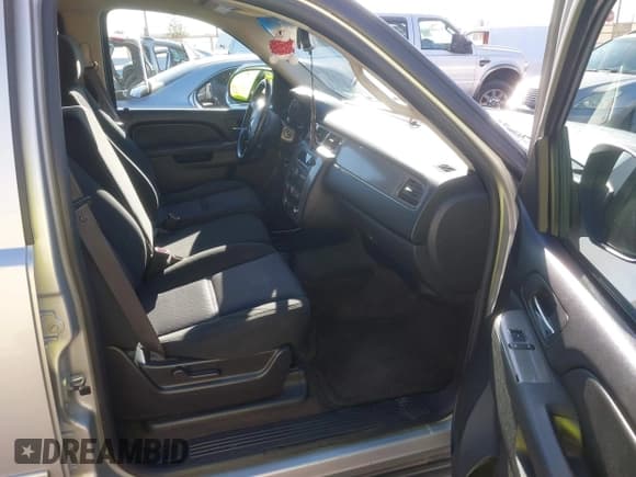 ✅ 2010 Chevrolet Suburban LS • VIN: 1GNUCHE02AR204383 • Lot: 41891591. Listed on IAAI with 177,584 mi. Free auction sales archive from the USA and detailed vehicle history report at DreamBid. Image 5.