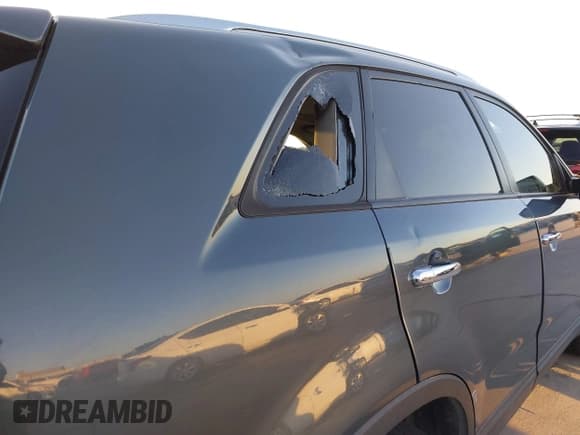 ✅ 2014 Kia Sorento EX • VIN: 5XYKUDA78EG544425 • Lot: 43697704. Listed on IAAI with 125,981 mi. Free auction sales archive from the USA and detailed vehicle history report at DreamBid. Image 17.