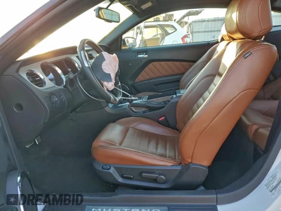 ✅ 2014 Ford Mustang V6 • VIN: 1ZVBP8AM3E5242115 • Lot: 93463315. Wystawiony na Copart z przebiegiem 87 623 mil. Bezpłatny archiwum sprzedaży aukcyjnych z USA i szczegółowy raport historii pojazdu na DreamBid. Zdjęcie 7.