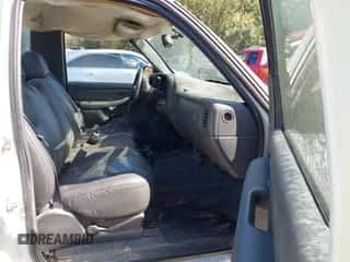 2004 Chevrolet Silverado 1500 Work Truck z VIN 1GCEC14Z34Z311869, wystawiony jako IAAI lot #43417309 z przebiegiem 206 048 mil mil oraz . Historia ofert i sprzedaży dostępna na DreamBid. Obrazek 5.