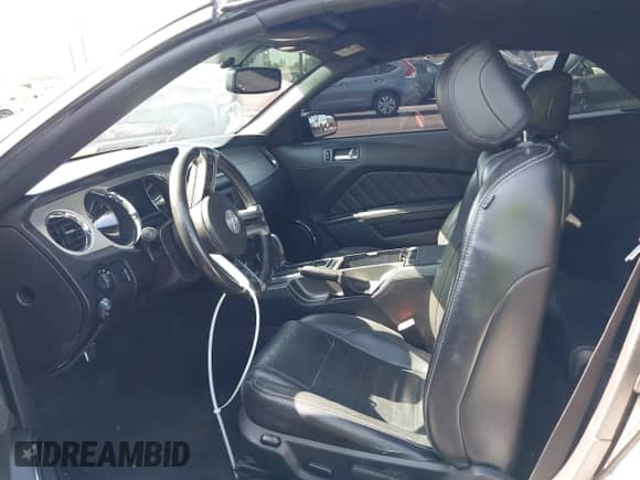 2014 Ford Mustang V6 с VIN 1ZVBP8EM7E5302357, выставлен на аукционе IAAI как лот 42639709 с пробегом 81 680 миль миль и . История ставок и продаж доступна на DreamBid. Изображение 5.