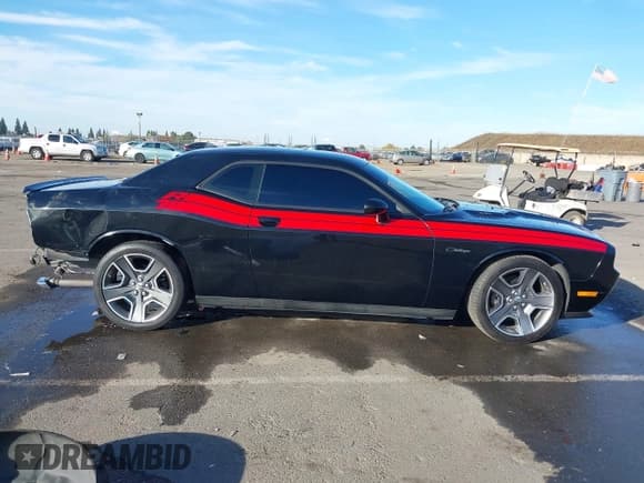 ✅ 2013 Dodge Challenger R/T Classic • VIN: 2C3CDYBT1DH554130 • Lot: 43667586. Wystawiony na IAAI z przebiegiem 101 863 mil. Bezpłatny archiwum sprzedaży aukcyjnych z USA i szczegółowy raport historii pojazdu na DreamBid. Zdjęcie 14.