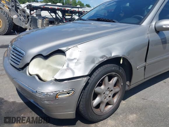 ✅ 2004 Mercedes-Benz C 240 • VIN: WDBRF61J74E017675 • Lot: 43070672. Wystawiony na IAAI z przebiegiem Nie podano. Bezpłatny archiwum sprzedaży aukcyjnych z USA i szczegółowy raport historii pojazdu na DreamBid. Zdjęcie 6.