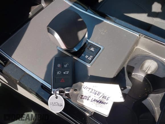 ✅ 2025 Land Rover Range Rover Velar Dynamic SE • VIN: SALYL2EX9SA398102 • Lot: 41733681. Listed on IAAI with 13,205 mi. Free auction sales archive from the USA and detailed vehicle history report at DreamBid. Image 11.