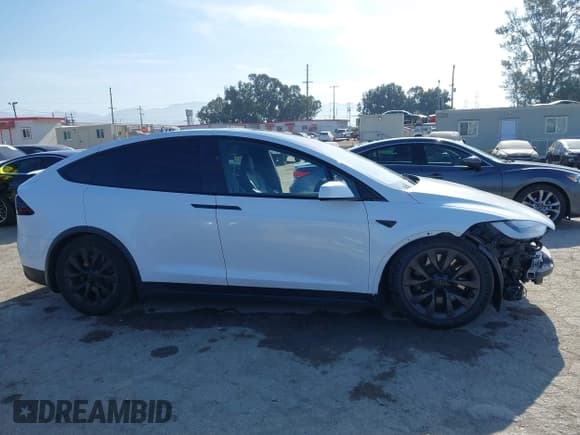✅ 2022 Tesla Model X Plaid • VIN: 7SAXCBE63NF337529 • Lot: 42066904. Wystawiony na IAAI z przebiegiem 56 933 mil. Bezpłatny archiwum sprzedaży aukcyjnych z USA i szczegółowy raport historii pojazdu na DreamBid. Zdjęcie 14.