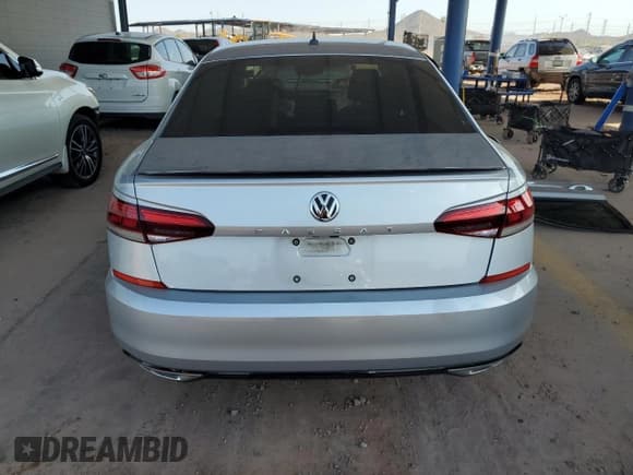 ✅ 2020 Volkswagen Passat R-Line • VIN: 1VWMA7A30LC018515 • Lot: 68529315. Wystawiony na Copart z przebiegiem 33 923 mil. Bezpłatny archiwum sprzedaży aukcyjnych z USA i szczegółowy raport historii pojazdu na DreamBid. Zdjęcie 6.