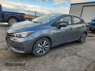 ✅ 2025 Nissan Versa SV • VIN: 3N1CN8EV6SL867445 • Лот: 93884145. Опубликован ранее на Copart с пробегом 10 332 миль. Бесплатный доступ к архиву аукционных продаж из США и подробный отчёт об истории автомобиля на DreamBid. Изображение 1.