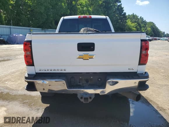 ✅ 2015 Chevrolet Silverado 2500HD LTZ • VIN: 1GC1KWE89FF665985 • Lot: 65956845. Wystawiony na Copart z przebiegiem 261 917 mil. Bezpłatny archiwum sprzedaży aukcyjnych z USA i szczegółowy raport historii pojazdu na DreamBid. Zdjęcie 6.