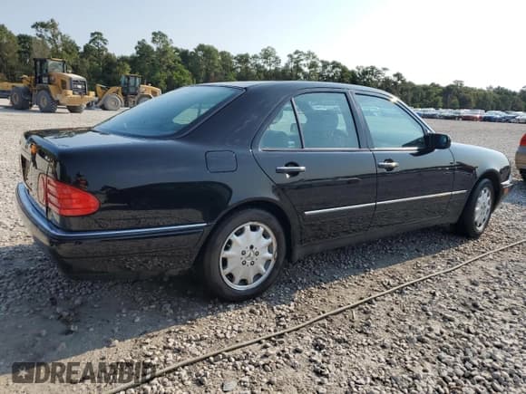 ✅ 1998 Mercedes-Benz E 320 • VIN: WDBJF65FXWA677383 • Лот: 65655114. Опубликован ранее на Copart с пробегом 110 333 миль. Бесплатный доступ к архиву аукционных продаж из США и подробный отчёт об истории автомобиля на DreamBid. Изображение 3.