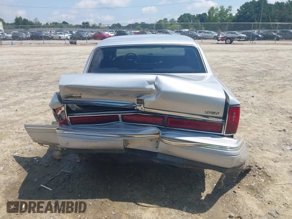 ✅ 1995 Lincoln Town Car Executive • VIN: 1LNLM81W5SY686104 • Lot: 42885524. Wystawiony na IAAI z przebiegiem 134 461 mil. Bezpłatny archiwum sprzedaży aukcyjnych z USA i szczegółowy raport historii pojazdu na DreamBid. Zdjęcie 6.