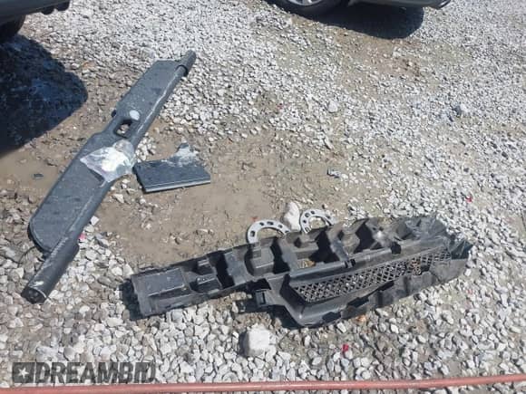 2001 Chevrolet Tahoe LT z VIN 1GNEK13T01R220304, wystawiony jako IAAI lot #42322561 z przebiegiem 139 197 mil mil oraz . Historia ofert i sprzedaży dostępna na DreamBid. Obrazek 12.