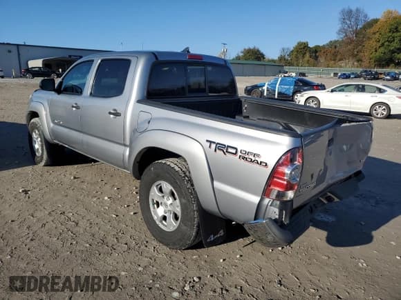 ✅ 2015 Toyota Tacoma • VIN: 3TMLU4EN0FM195620 • Lot: 92488525. Listed on Copart with 128,727 mi. Free auction sales archive from the USA and detailed vehicle history report at DreamBid. Image 2.