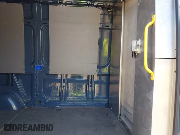 ✅ 2018 Mercedes-Benz Sprinter Cargo Worker • VIN: WD3PE7CD9JP640248 • Lot: 42318909. Wystawiony na IAAI z przebiegiem 109 000 mil. Bezpłatny archiwum sprzedaży aukcyjnych z USA i szczegółowy raport historii pojazdu na DreamBid. Zdjęcie 8.