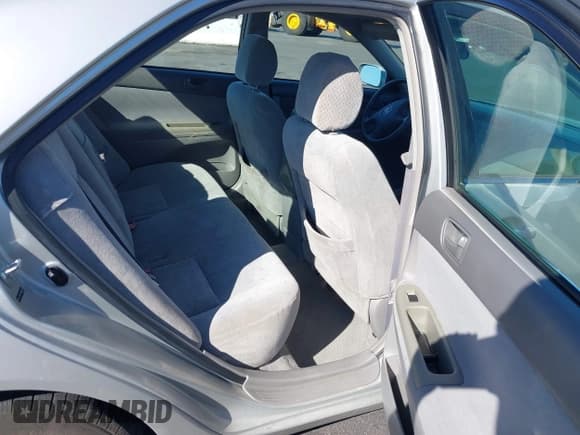 ✅ 2004 Toyota Camry LE • VIN: 4T1BE32K84U887013 • Lot: 43534883. Wystawiony na IAAI z przebiegiem 174 256 mil. Bezpłatny archiwum sprzedaży aukcyjnych z USA i szczegółowy raport historii pojazdu na DreamBid. Zdjęcie 8.