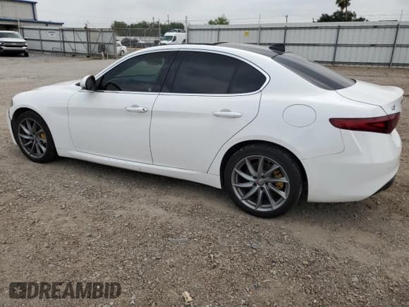 ✅ 2017 Alfa Romeo Giulia • VIN: ZARFAEDN7H7559323 • Lot: 56077015. Wystawiony na Copart z przebiegiem 77 258 mil. Bezpłatny archiwum sprzedaży aukcyjnych z USA i szczegółowy raport historii pojazdu na DreamBid. Zdjęcie 2.