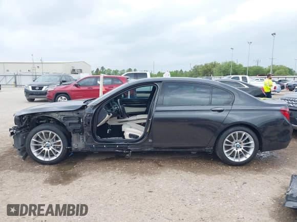 ✅ 2014 BMW 7 Series ALPINA B7 • VIN: WBAYE8C57ED134799 • Lot: 41891633. Wystawiony na IAAI z przebiegiem 96 411 mil. Bezpłatny archiwum sprzedaży aukcyjnych z USA i szczegółowy raport historii pojazdu na DreamBid. Zdjęcie 15.