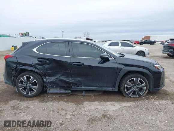 ✅ 2019 Lexus UX 200 • VIN: JTHY3JBH8K2013667 • Lot: 41635062. Wystawiony na IAAI z przebiegiem 75 863 mil. Bezpłatny archiwum sprzedaży aukcyjnych z USA i szczegółowy raport historii pojazdu na DreamBid. Zdjęcie 6.