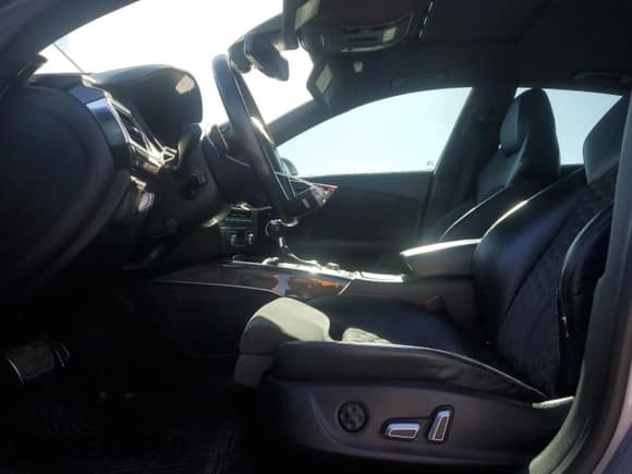 ✅ 2017 Audi RS 7 • VIN: WUAWRAFC3HN901971 • Lot: 65949725. Wystawiony na Copart z przebiegiem 32 013 mil. Bezpłatny archiwum sprzedaży aukcyjnych z USA i szczegółowy raport historii pojazdu na DreamBid. Zdjęcie 7.