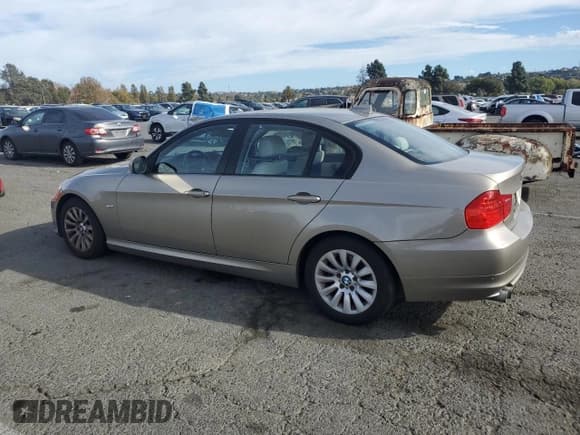 ✅ 2009 BMW 3 Series 328i • VIN: WBAPH53559A435872 • Lot: 91357385. Wystawiony na Copart z przebiegiem 126 482 mil. Bezpłatny archiwum sprzedaży aukcyjnych z USA i szczegółowy raport historii pojazdu na DreamBid. Zdjęcie 2.