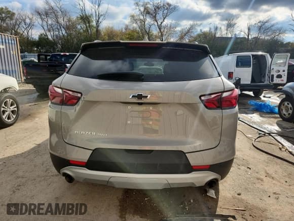 ✅ 2021 Chevrolet Blazer LT • VIN: 3GNKBJRS1MS559771 • Lot: 89868625. Wystawiony na Copart z przebiegiem 31 077 mil. Bezpłatny archiwum sprzedaży aukcyjnych z USA i szczegółowy raport historii pojazdu na DreamBid. Zdjęcie 6.