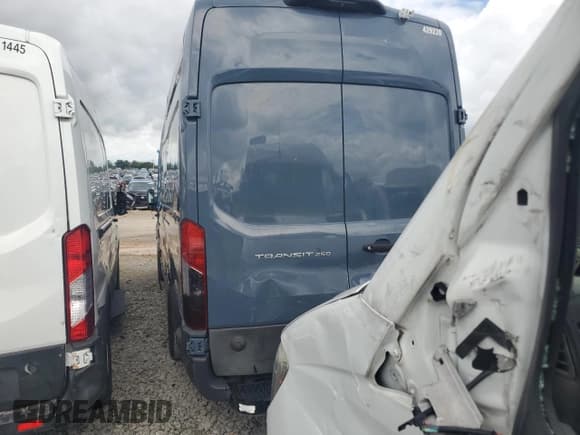 ✅ 2020 Ford Transit Cargo • VIN: 1FTBR3X89LKB13594 • Lot: 61134895. Wystawiony na Copart z przebiegiem 66 504 mil. Bezpłatny archiwum sprzedaży aukcyjnych z USA i szczegółowy raport historii pojazdu na DreamBid. Zdjęcie 6.