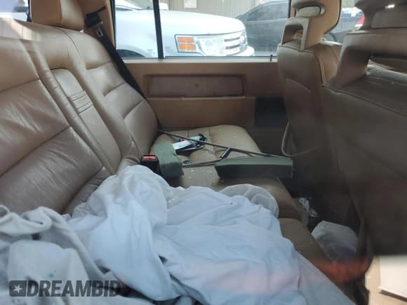 ✅ 1990 Volvo 740 • VIN: YV1FA8853L1296985 • Lot: 72422494. Wystawiony na Copart z przebiegiem 202 144 mil. Bezpłatny archiwum sprzedaży aukcyjnych z USA i szczegółowy raport historii pojazdu na DreamBid. Zdjęcie 11.