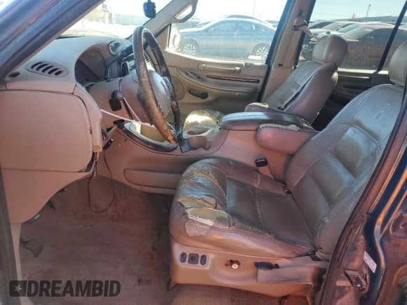 ✅ 1998 Lincoln Navigator • VIN: 5LMRU27LXWLJ16961 • Lot: 47790255. Listed on Copart with 216,448 mi. Free auction sales archive from the USA and detailed vehicle history report at DreamBid. Image 7.