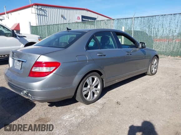 ✅ 2009 Mercedes-Benz C 300 Sport • VIN: WDDGF81X19F228354 • Lot: 43649294. Wystawiony na IAAI z przebiegiem 196 627 mil. Bezpłatny archiwum sprzedaży aukcyjnych z USA i szczegółowy raport historii pojazdu na DreamBid. Zdjęcie 4.