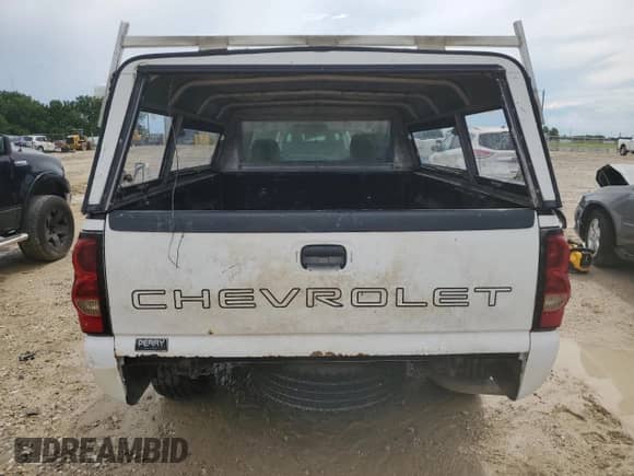 2006 Chevrolet Silverado 1500 Work Truck z VIN 3GCEC14X76G156129, wystawiony jako Copart lot #66640015 z przebiegiem 232 041 mil mil oraz Czysty tytuł • Clean title. Historia ofert i sprzedaży dostępna na DreamBid. Obrazek 6.