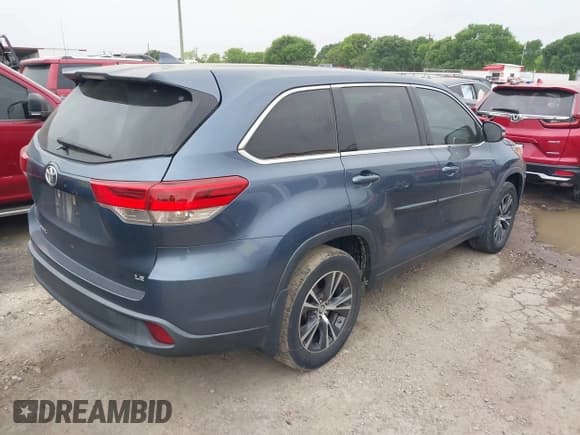 ✅ 2017 Toyota Highlander LE • VIN: 5TDZZRFH1HS222330 • Lot: 41933841. Wystawiony na IAAI z przebiegiem 150 459 mil. Bezpłatny archiwum sprzedaży aukcyjnych z USA i szczegółowy raport historii pojazdu na DreamBid. Zdjęcie 4.