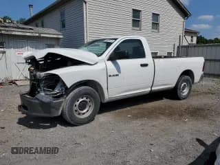 ✅ 2010 Dodge 1500 ST • VIN: 3D7JB1EP3AG191295 • Lot: 68485175. Wystawiony na Copart z przebiegiem Nie podano. Bezpłatny archiwum sprzedaży aukcyjnych z USA i szczegółowy raport historii pojazdu na DreamBid. Zdjęcie 1.