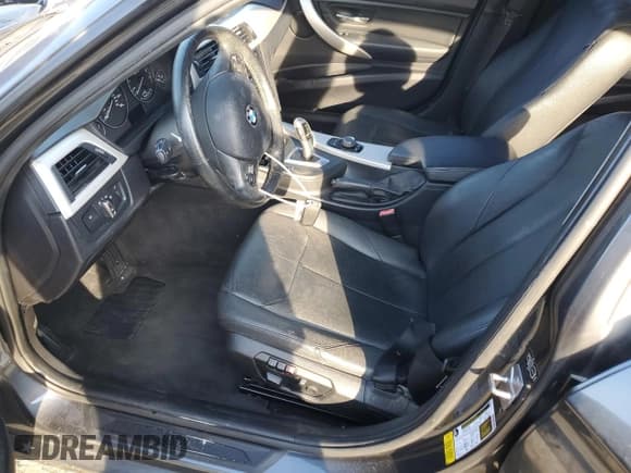 ✅ 2013 BMW 3 Series 320i • VIN: WBA3B1C54DK130469 • Lot: 93532085. Wystawiony na Copart z przebiegiem 218 297 mil. Bezpłatny archiwum sprzedaży aukcyjnych z USA i szczegółowy raport historii pojazdu na DreamBid. Zdjęcie 7.