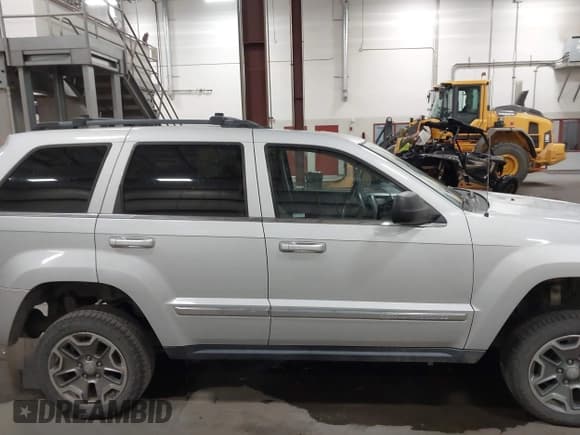 ✅ 2005 Jeep Grand Cherokee Limited • VIN: 1J4HR58265C590734 • Lot: 43689607. Wystawiony na IAAI z przebiegiem 162 103 mil. Bezpłatny archiwum sprzedaży aukcyjnych z USA i szczegółowy raport historii pojazdu na DreamBid. Zdjęcie 6.
