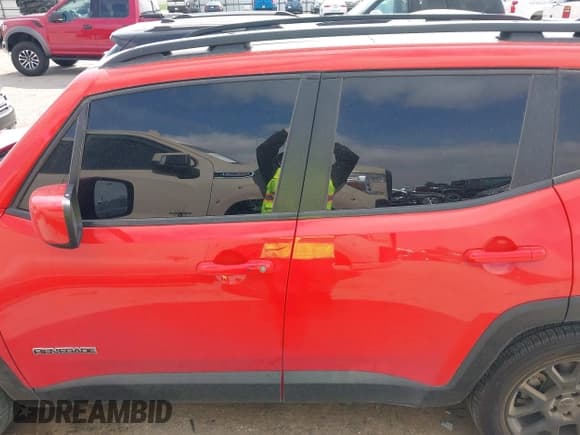 ✅ 2020 Jeep Renegade Altitude • VIN: ZACNJAB17LPL84093 • Lot: 42122399. Listed on IAAI with 32,541 mi. Free auction sales archive from the USA and detailed vehicle history report at DreamBid. Image 14.