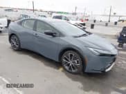 ✅ 2024 Toyota Prius LE • VIN: JTDACAAU3R3026817 • Lot: 42539942. Wystawiony na IAAI z przebiegiem 13 770 mil. Bezpłatny archiwum sprzedaży aukcyjnych z USA i szczegółowy raport historii pojazdu na DreamBid. Zdjęcie 1.