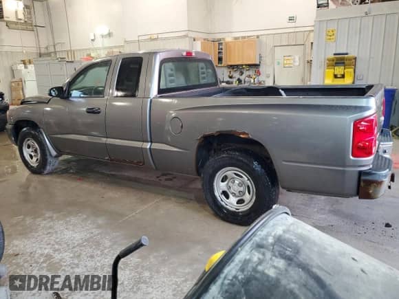 2005 Dodge Dakota ST z VIN 1D7HE22K85S295106, wystawiony jako Copart lot #77548774 z przebiegiem 291 114 mil mil oraz Czysty tytuł • Clean title. Historia ofert i sprzedaży dostępna na DreamBid. Obrazek 2.