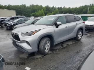 ✅ 2022 Toyota Highlander L • VIN: 5TDCZRBH2NS204359 • Lot: 60428955. Wystawiony na Copart z przebiegiem 27 002 mil. Bezpłatny archiwum sprzedaży aukcyjnych z USA i szczegółowy raport historii pojazdu na DreamBid. Zdjęcie 1.