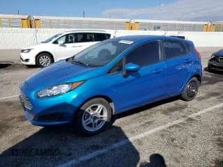 ✅ 2017 Ford Fiesta SE • VIN: 3FADP4EJ0HM154180 • Lot: 86185495. Wystawiony na Copart z przebiegiem 84 104 mil. Bezpłatny archiwum sprzedaży aukcyjnych z USA i szczegółowy raport historii pojazdu na DreamBid. Zdjęcie 1.