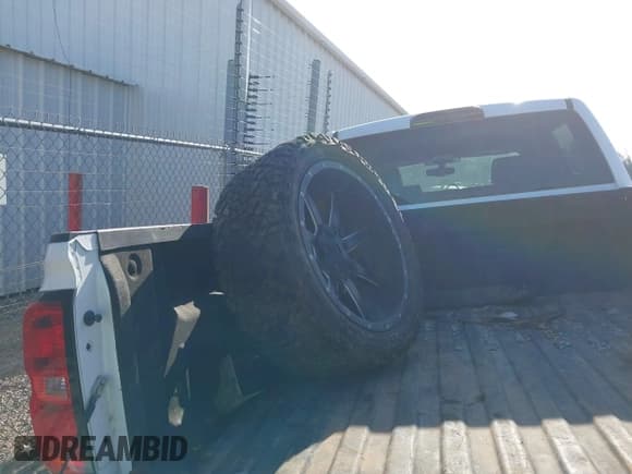 ✅ 2015 Chevrolet Silverado 2500HD LT • VIN: 1GC1KVEG0FF104267 • Lot: 41137131. Wystawiony na IAAI z przebiegiem 191 139 mil. Bezpłatny archiwum sprzedaży aukcyjnych z USA i szczegółowy raport historii pojazdu na DreamBid. Zdjęcie 12.